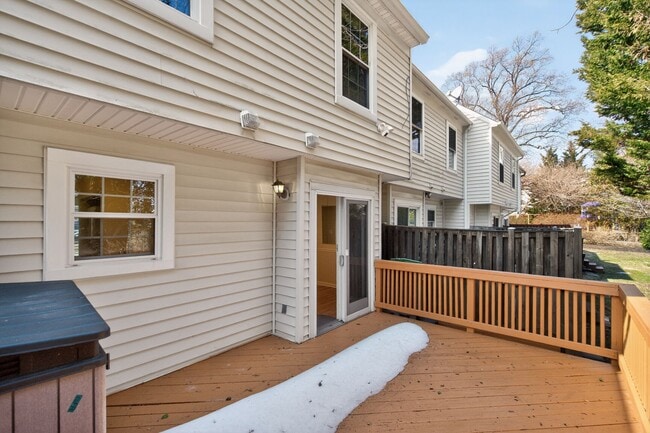 Building Photo - 8 Suncroft Ct