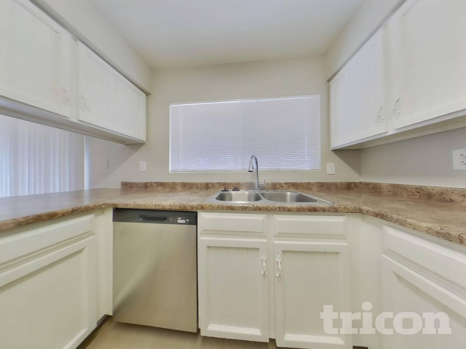 Building Photo - 955 W Santa Cruz Dr