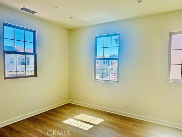 Building Photo - 103 Escala