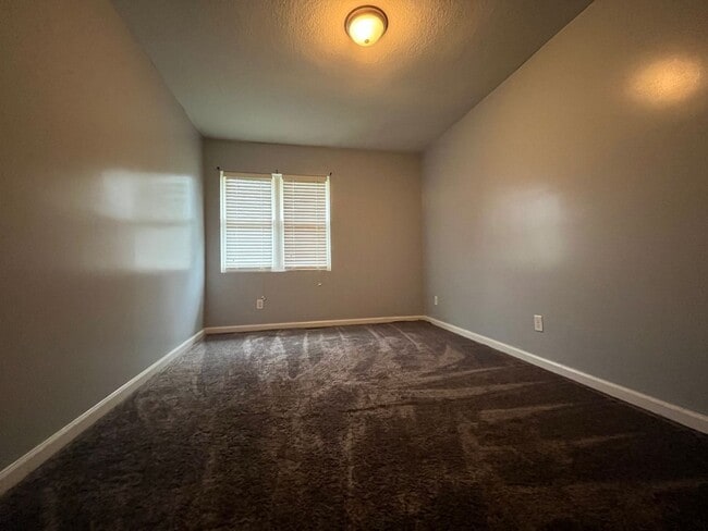 Building Photo - Beautiful home, rural setting but close to...