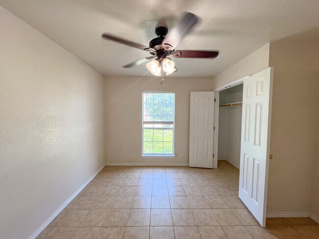 Building Photo - Available NOW!!!! This charming 1 story, 3...
