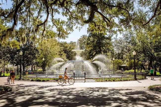 Building Photo - Upscale Historic 3BR/2BA Condo with Rare G...