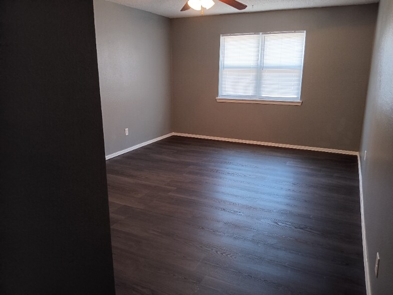 Building Photo - 1601 N Hills Blvd