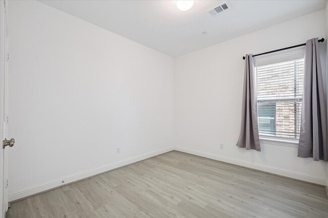 Building Photo - 4261 Shavano Dr