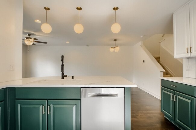 Building Photo - Beautiful 3 bedroom townhome in Central Park (Stapleton) Neighborhood