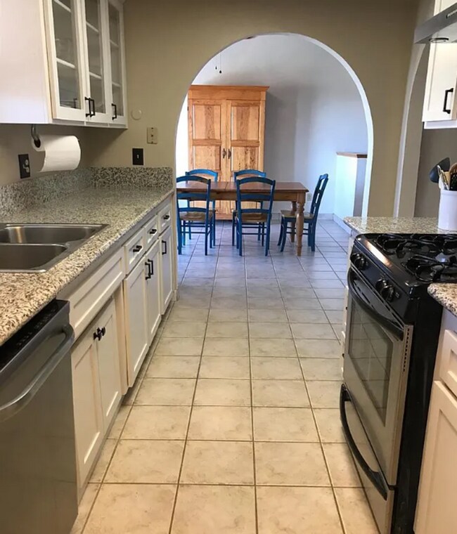 Building Photo - Spacious single family home in Bakersfield - Schedule your tour now!