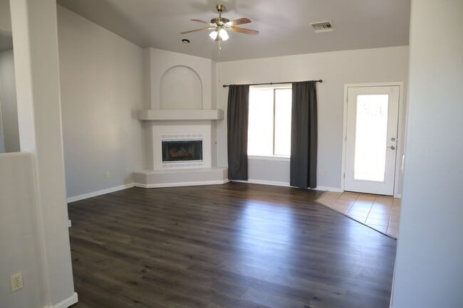 Building Photo - Livable, Lovable, & Available!