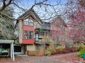 Building Photo - 3 BD/2.5 BA townhome in the heart of Fremont.