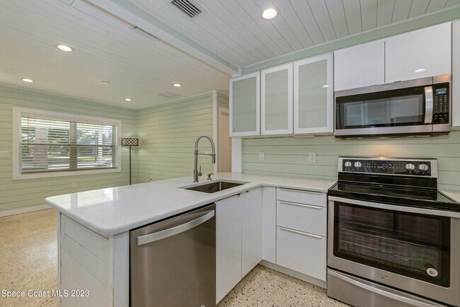 Building Photo - 2040 Palm Ave