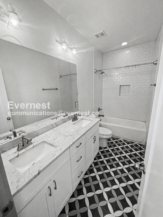 Building Photo - 3 Bed/2.5 Bath with Fenced Yard / Pet-Friendly / Available Now!