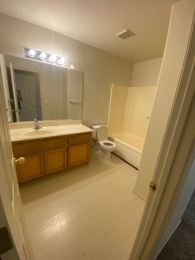 Building Photo - Charming 3 Bedroom