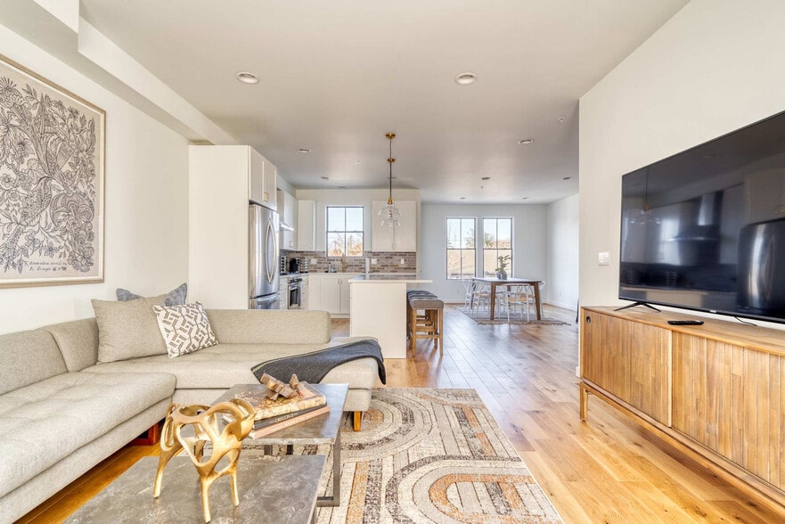 Primary Photo - 512 NE 56th Ave