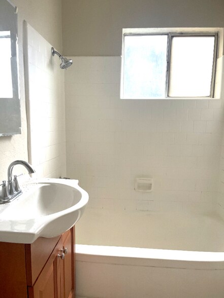 Building Photo - 562 Silverwood Ave