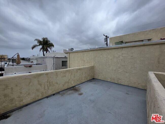 Building Photo - 517 N Francisca Ave