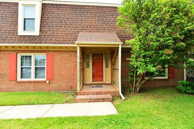 Building Photo - Close to Base, Beach and Downtown!