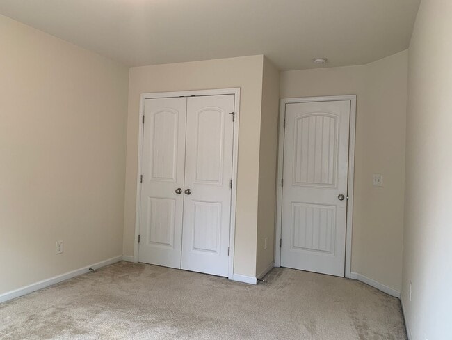 Building Photo - Beautiful 3 Bedroom Townhome in Raleigh near beautiful park! Apply Now!