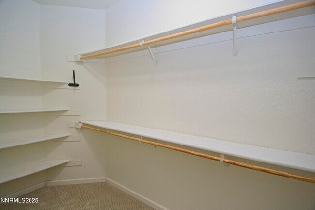 Building Photo - 3075 Roxbury Dr
