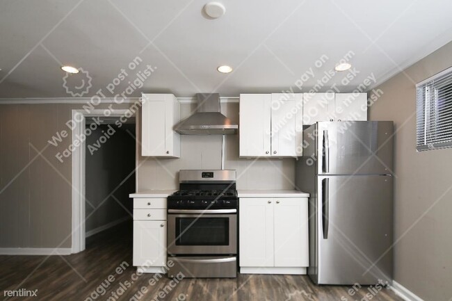 Building Photo - 1 br, 1 bath Triplex - 5002 E Washington S...