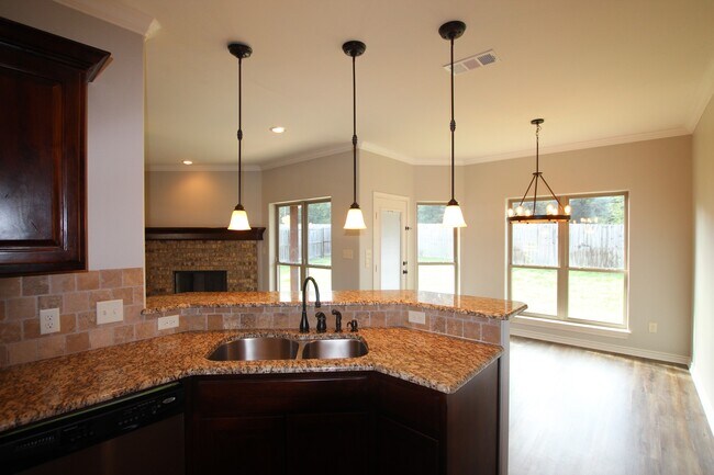 Building Photo - Coming Soon! Luxurious 3 Bed 2.5 Bath Rent...