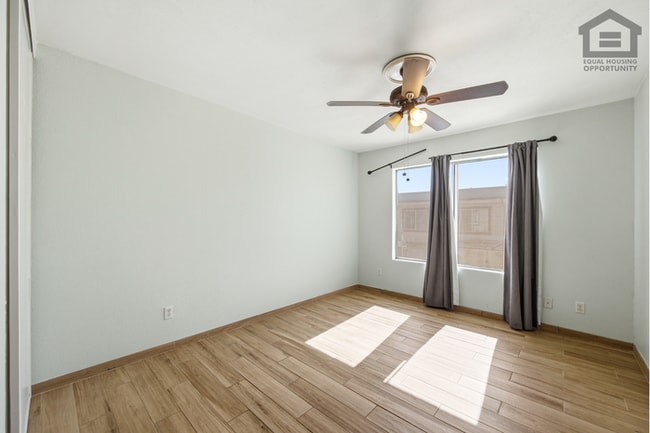 Building Photo - 2Bed/1.5Bath Townhouse at Olive Ave/63rd Ave! Ready for Immediate Move-In!