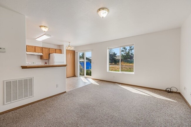 Building Photo - 3 bed 2 bath duplex with sprinkler system