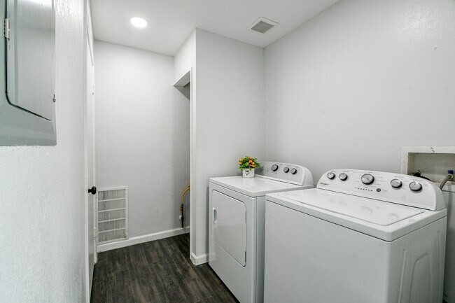 Building Photo - 6002 Greenmont Dr