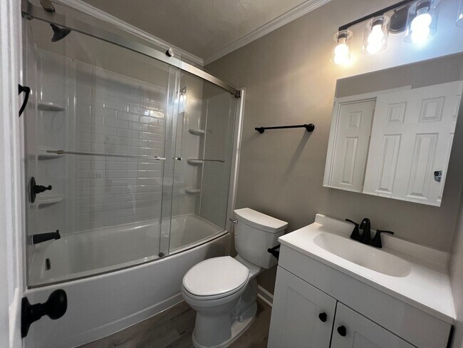 Building Photo - 5850-H Century Oaks Drive (No Pets)