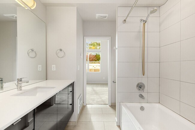 Building Photo - Newer 3 Bed 2.5 Bath Townhouse Close to Downtown