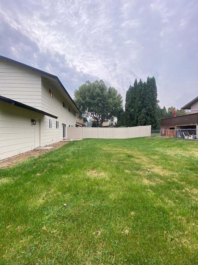 Building Photo - 20/22 Poplar Ave.