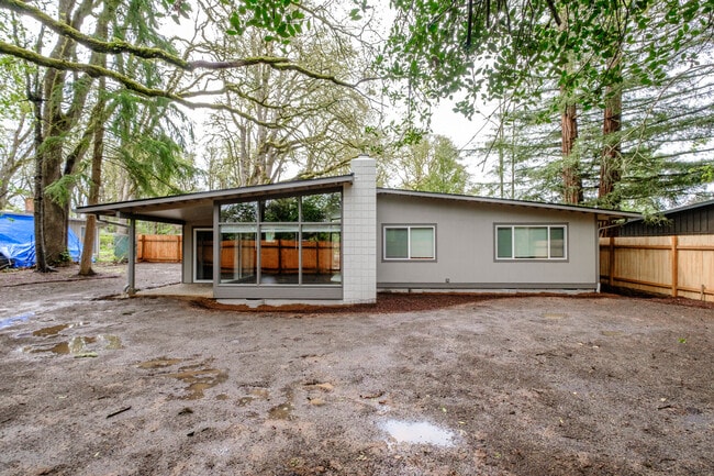 Building Photo - 837 Woodmansee St SE