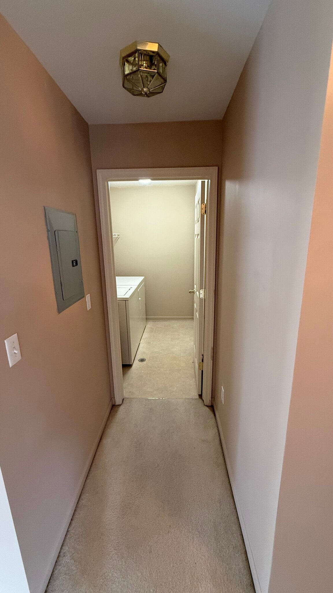 Entrance to laundry room - 4200 Chesapeake Cir