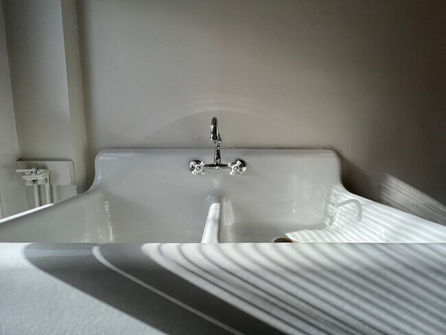 Building Photo - 248 N Main St