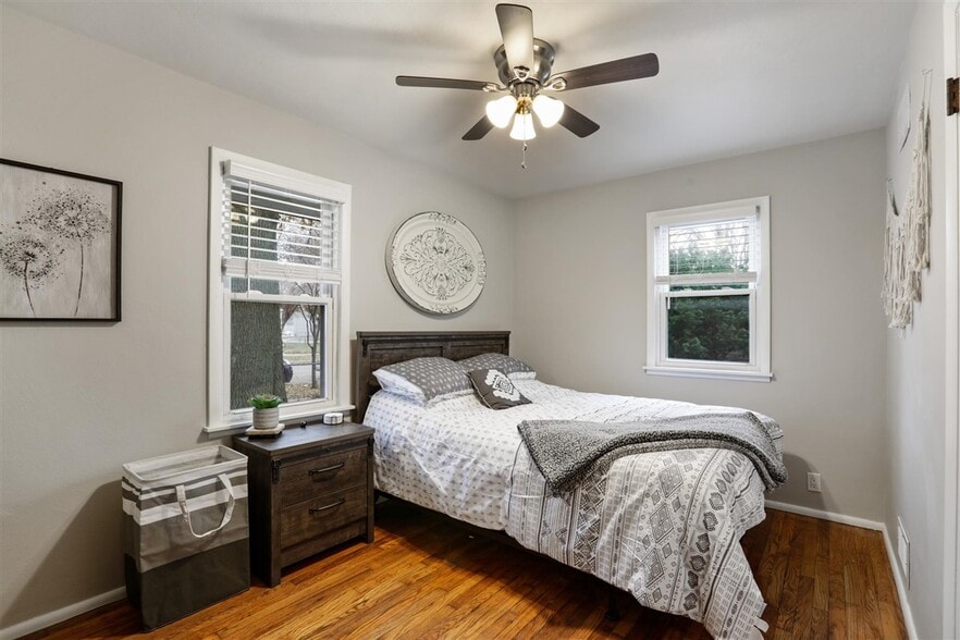 Master Bedroom, Queen Bed - 903 N Gregory St
