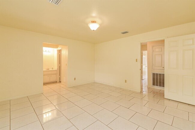 Building Photo - 3803 Lochmire Ln