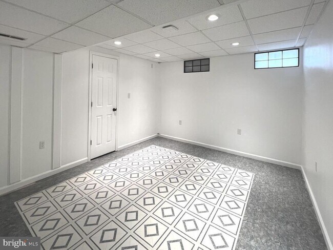 Building Photo - 513 Willow Ave