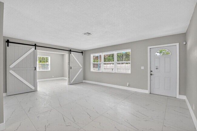 Building Photo - 601 SW 5th Ave