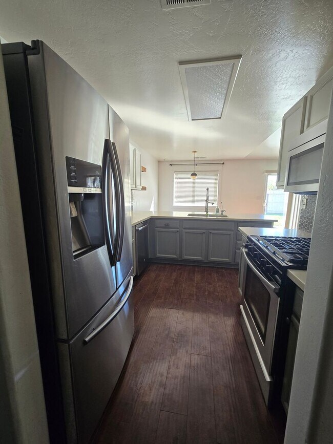 Building Photo - 3 BR 2 BA Available Now