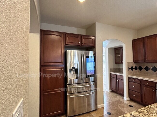 Building Photo - 523 Cascade Dr