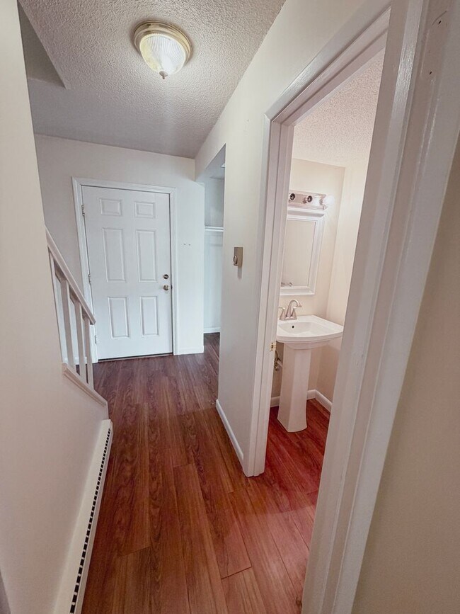 Building Photo - 2BD/1.5BA Beautiful Townhome - Right Near Oakledge Park!