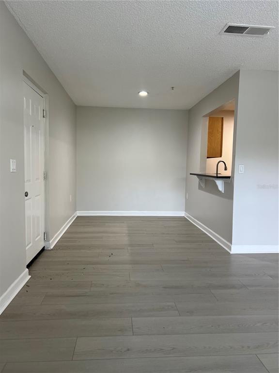 Building Photo - 2025 Dixie Belle Dr