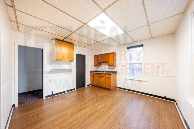 Building Photo - Cozy Single Family, CMHA tenants welcome!
