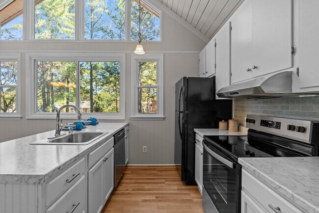 Building Photo - 53 Pine Lake Dr