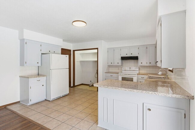 Building Photo - 3 Bedroom | 2 Bathroom | 2 Car Garage | Springfield MO | Fenced Back Yard!