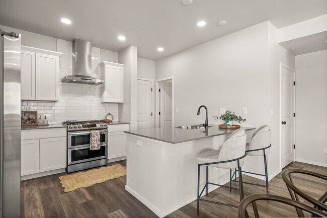 Building Photo - Start a Lease by 12/1 and Receive a $500 R...