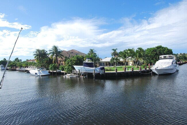 Building Photo - 1121 Bel Air Dr