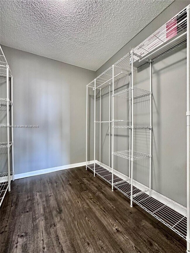 Building Photo - 2500 Parkview Dr