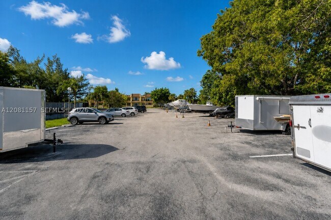 Building Photo - 13710 SW 90th Ave