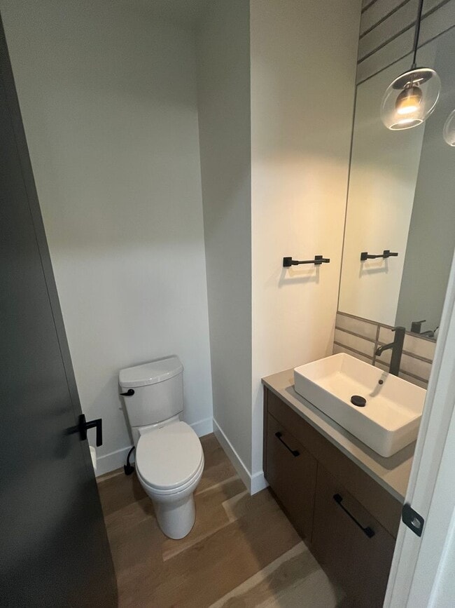 Building Photo - Like-New Townhome in the Gorgeous Terrane ...