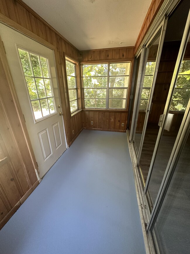 Building Photo - 703 Harrold Ave