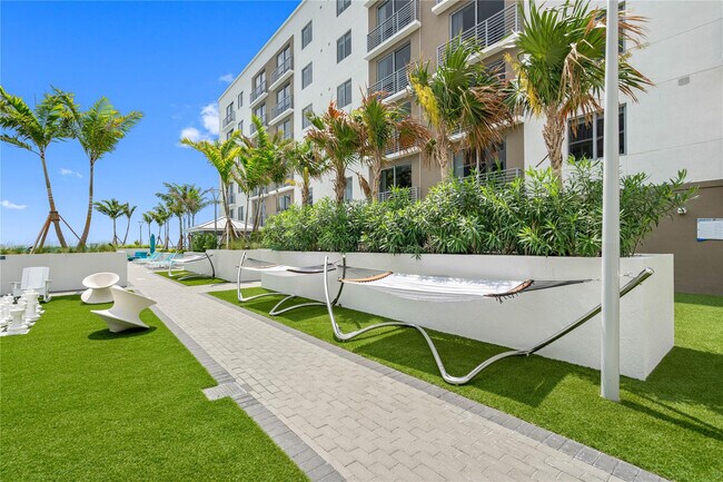 Building Photo - 200 NE 1st Ave